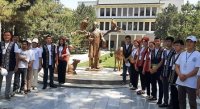 Filial studentleri Samarqand qalasında