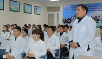 Профессор прочитал лекцию студентам выпускного курса