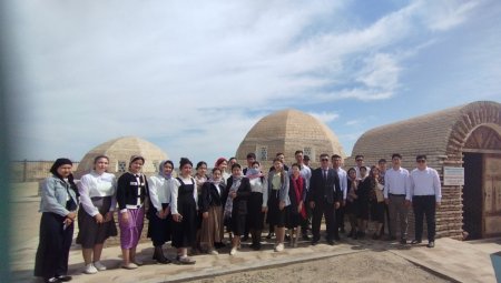 Studentler ishki turizmdi rawajlandırıwǵa úles qostı