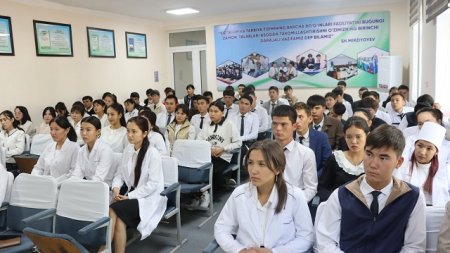 Filial direktorı 1-kurs studentleri menen ashıq sáwbetlesiw ótkerdi