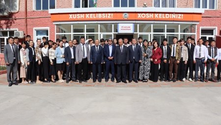 Ataqlı jazıwshı hám shayırlar menen bir kún