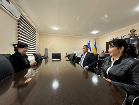 Komitet baslıǵınıń másláhátshisi student qızlar menen ushırastı