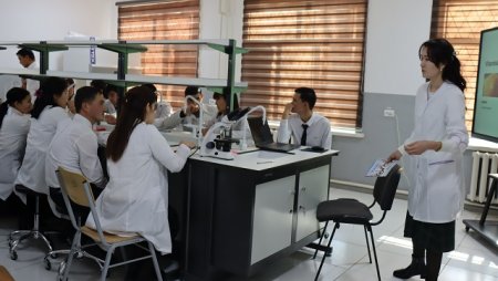 «Jas bioximikler» dógeregi  aǵzalarınıń bilimleri zamanagóy kónlikpeler menen bekkemlenbekte