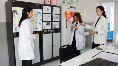 Jas bioximikler dógeregi: Sabaqlar arqalı bilimlerdi bekkemlew hám jańa jantasıwlar