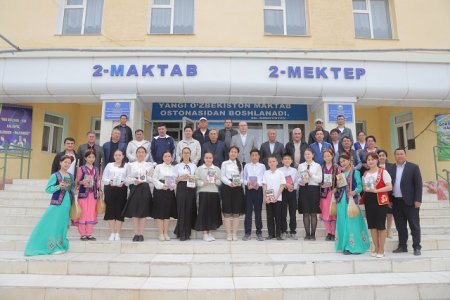 Jaslar forumı sheńberinde mektep oqıwshılarına kitaplar sawǵa etildi