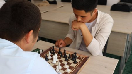 "Eń áhmiyetli basqısh": Shaxmat hám shashka bellesiwlerinde jeńimpazlar anıqlandı