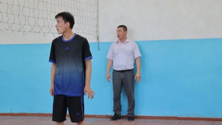 Talabalar voleybolda bellashdi.
