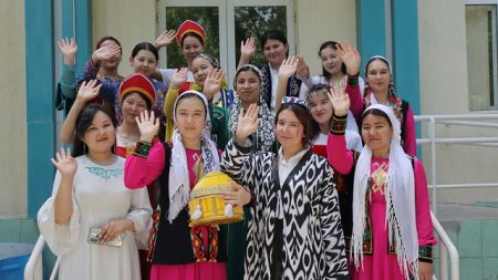 Milletler doslıǵı naması: Filialda "Milliy kiyimler seyili" ótkerildi