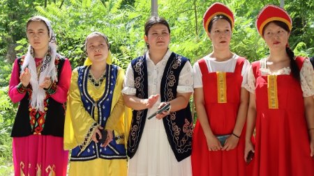 "Milliy qádiriyatlar seyili" - jaslar qálbine mánawiyat hám watanǵa sadıqlıq sezimin oyatpaqta