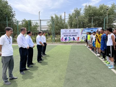 Futbol birlestiredi hám xoshametleydi