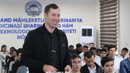 "Studentler báhári" sheńberinde ilhamǵa tolı poeziya keshesi