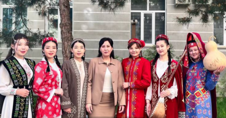 Filial jamoasi Qoraqalpoq milliy qadriyatlarini forumda namoyish etmoqda